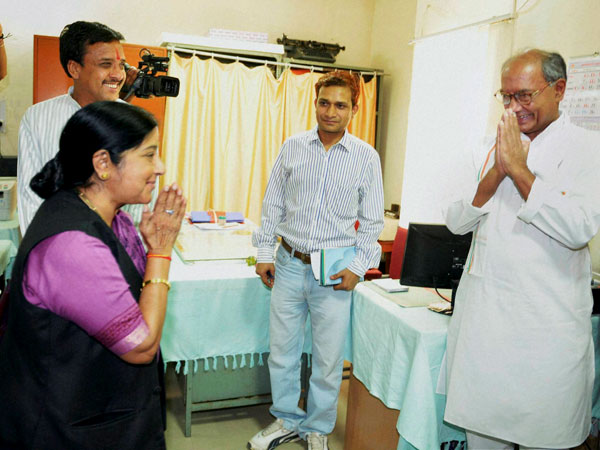 Sushma Swaraj exchanges greetings with AICC General Secretary Digvijay Singh