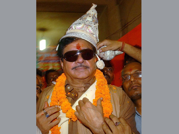 BJP candidate Shatrughan Sinha is offered a cap