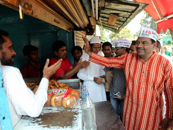 AAP candidate from Bangalore Central V Balakrishna campaigns