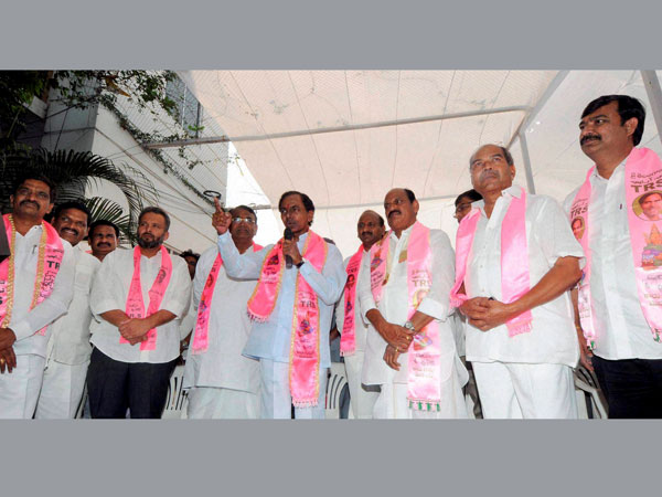 ajireddy Govardhan of YRS Congress party and G. Krishna join TRS in presence