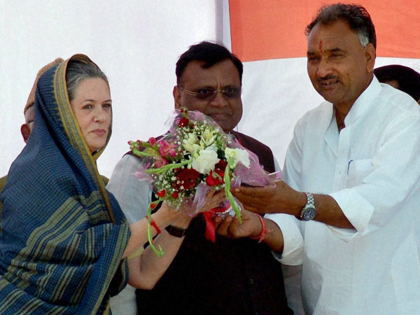 Sonia Gandhi being felicitated by party workers