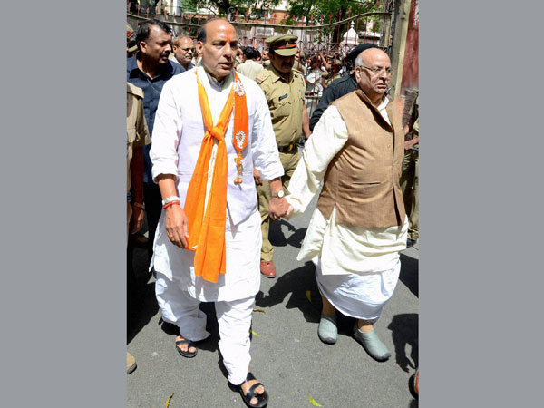Rajnath Singh with party leader Lalji Tandon 