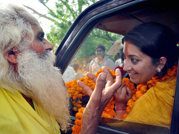 Smriti Irani interacts with a sadhu in Amethi Smriti Irani interacts with a sadhu in Amethi