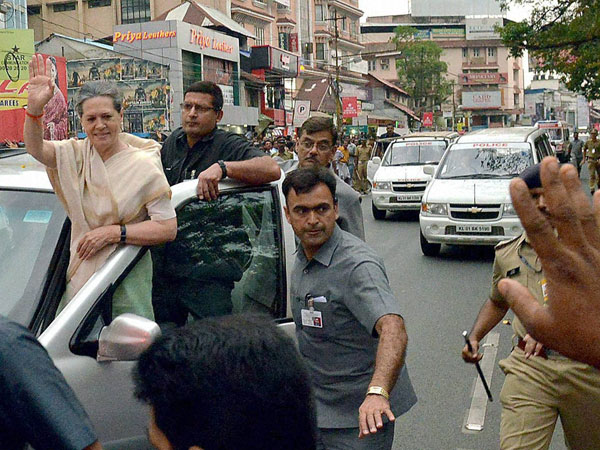 Sonia Gandhi waves to people at an rally in Thrissur Sonia Gandhi waves to people at an rally in Thrissur