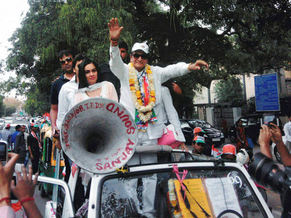 Actress Padmini Kolhapure campaigns Actress Padmini Kolhapure campaigns