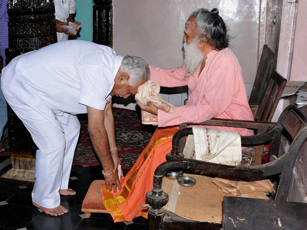 BJP leader B S Yeddyurappa seeks blessing BJP leader B S Yeddyurappa seeks blessing