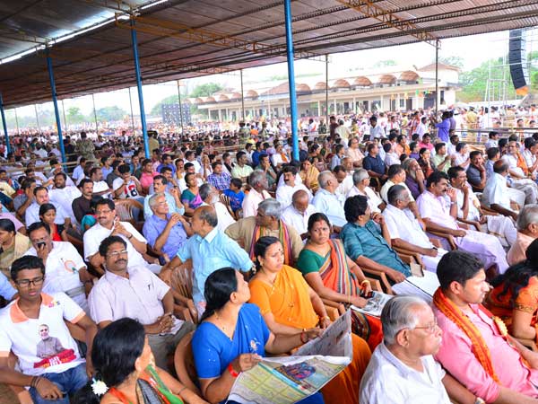 Modi addresses crowd in Kasergod