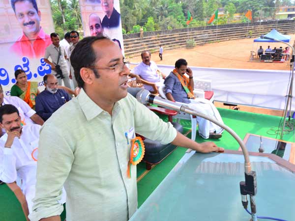 Modi addresses crowd in Kasergod