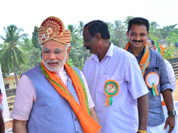 Modi addresses crowd in Kasergod