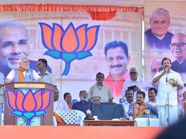 Modi addresses crowd in Kasergod