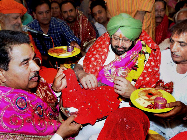 Amarinder Singh performs Kanjak Pujan Amarinder Singh performs Kanjak Pujan
