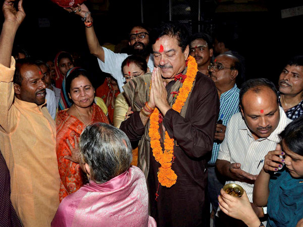 Shatraughan Sinha along with his wife campaigning Shatraughan Sinha along with his wife campaigning