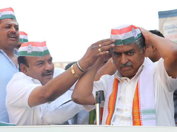 Nandan Nilekani campaigning in Bengaluru Nandan Nilekani campaigning in Bengaluru