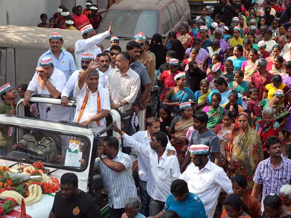 Nandan Nilekani campaigning in Bengaluru Nandan Nilekani campaigning in Bengaluru