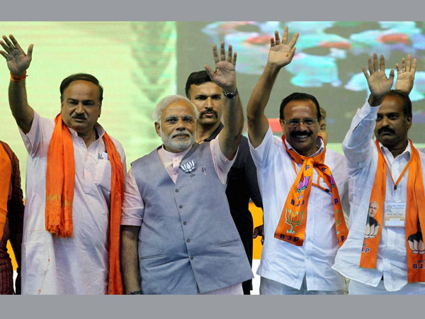 Narendra Modi with party candidates Anath Kumar,Sadananda Gowda