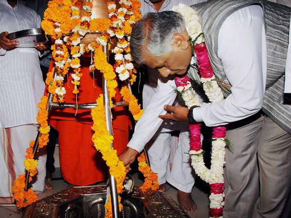VK Singh performing pooja at a temple in Ghaziabad
