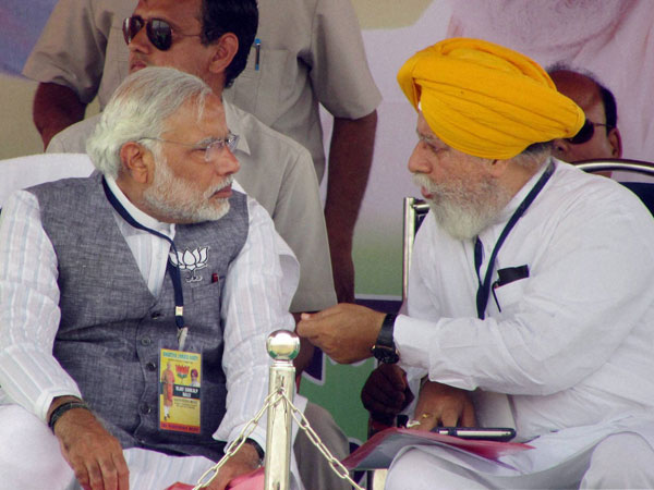 Narendra Modi interacts with Darjeeling BJP Candidate S. S. Ahluwalia 