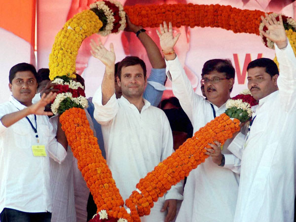 Rahul Gandhi being welcomed by supporters at an election campaign