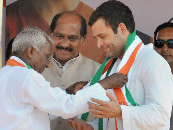 Rahul Gandhi being welcomed by party's candidate from Latur constituency