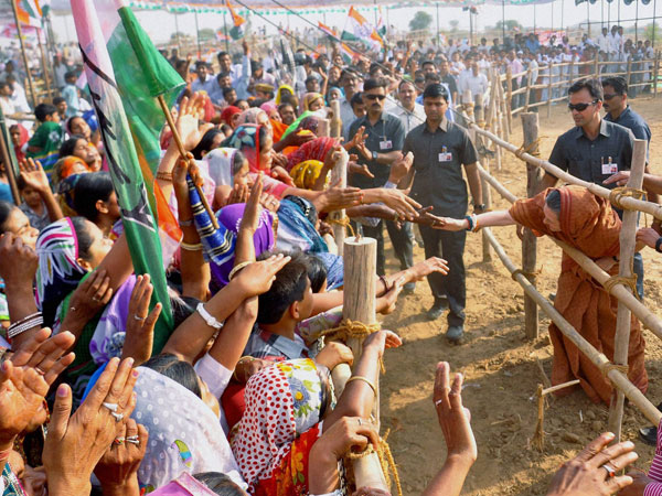 Sonia Gandhi meeting party workers during an election rally