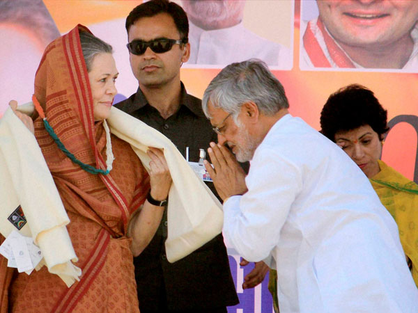Sonia Gandhi being welcomed by party candidate C.P Joshi