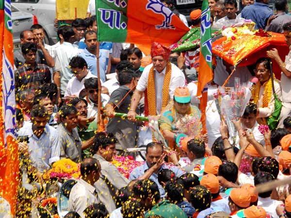 Vasundra Raje being welcomed by BJP supporters