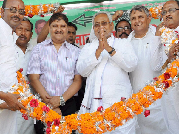 Nitish Kumar being welcome by supporters