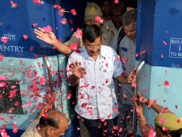 Arvind Kejriwal being welcomed by party workers
