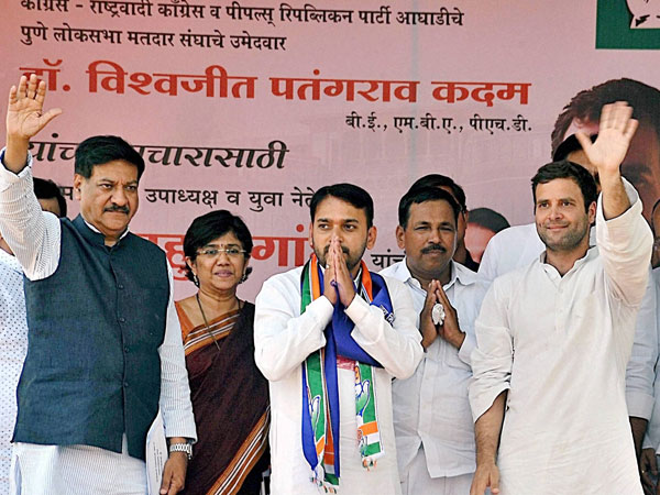 Rahul Gandhi with party candidate from Pune