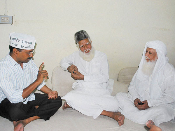 Arvind Kejriwal meeting Muslim leaders at Madanpura