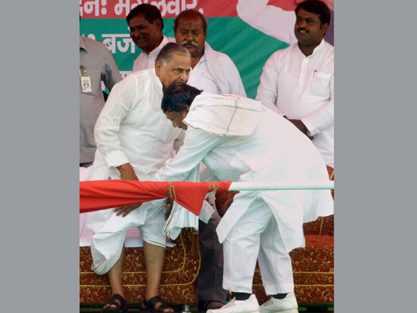 Budhsen Verma seek blessing from his party chief Mulayam Singh Yadav