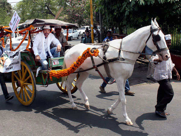 Bollywood actor and AAP party canditate Jaaved Jaffrey rides a 'tonga'
