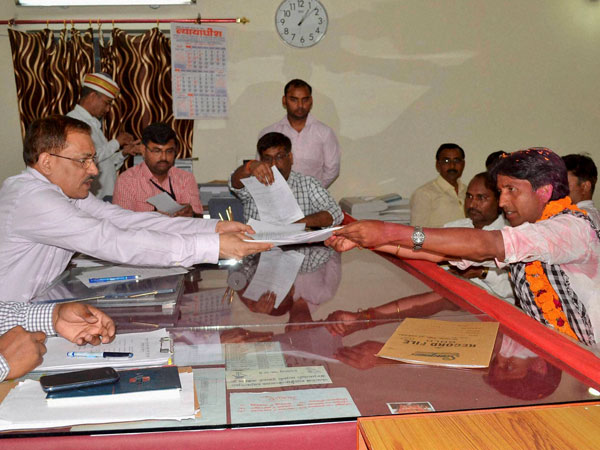 Kumar Vishwas files his nomination papers