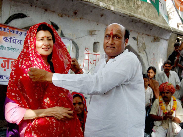 Sangeeta Bijlani is offered a 'chunri' by a supporter