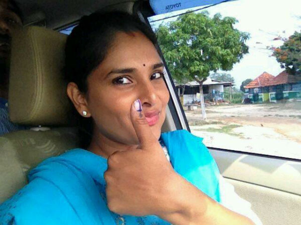 Divyaspandana/Ramya casts vote in Mandya