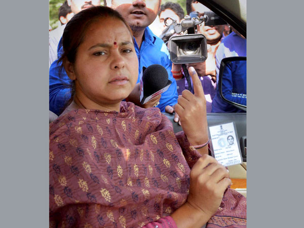 RJD candidate from Patliputra Misa Bharti shows her voter id-card