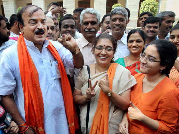 Bangalore South Ananth Kumar showing his inked finger