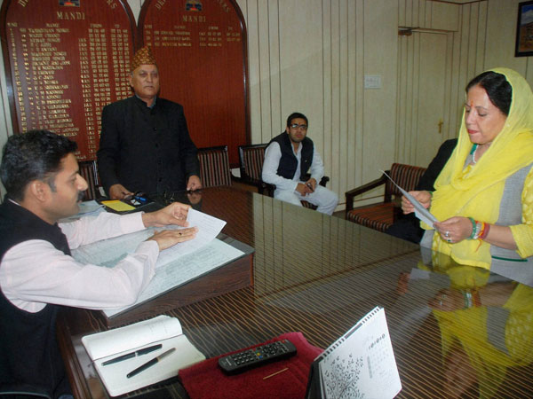 Pratibha Singh filing her nomination papers