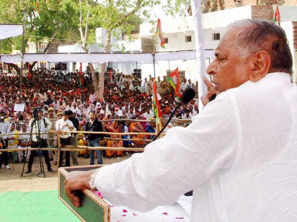 Mulayam Singh Yadav addresses an election campaign