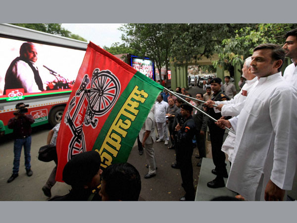 Uttar Pradesh Chief Minister Akhilesh Yadav flagging off 