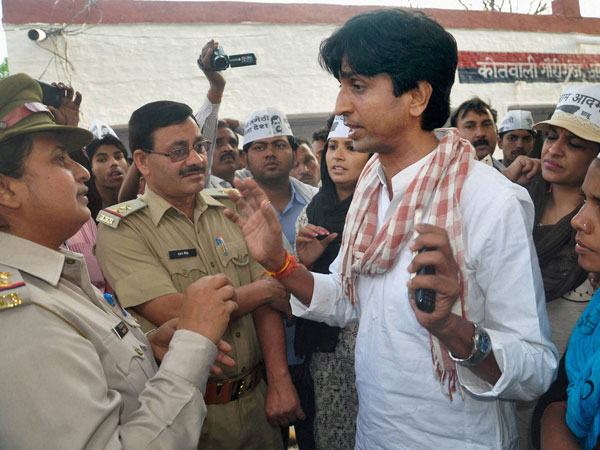 Kumar Vishwas during his protest outside a local police station