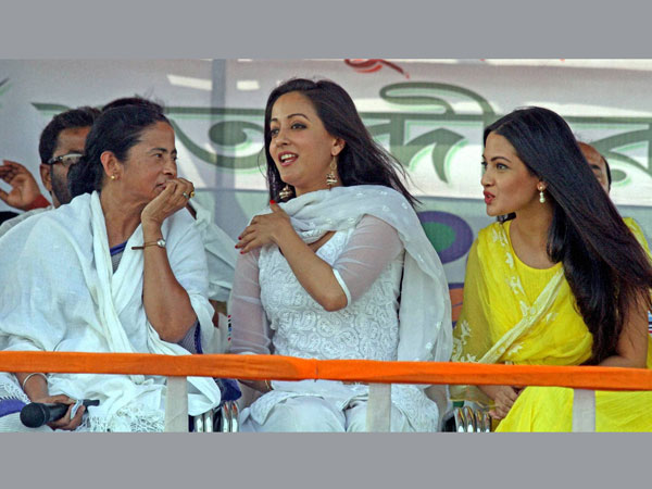 Mamata Banerjee talks with actress Raima Sen(M)