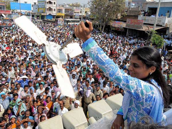 YS Sharmila at her road show in Nalagunda