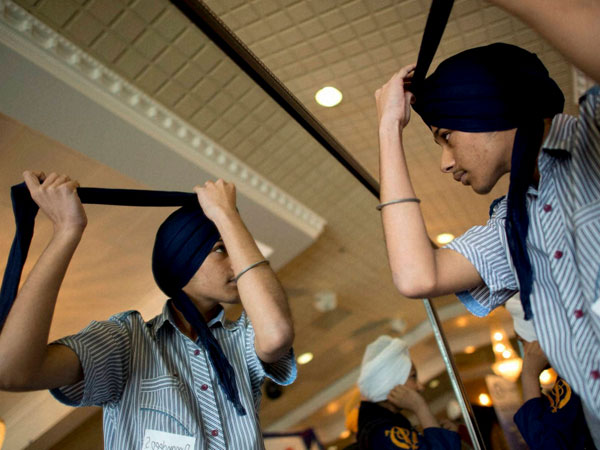 Who ties the turban fastest? 