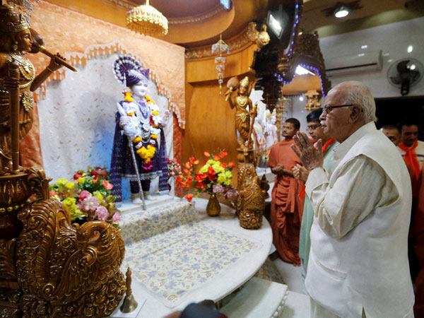 L.K.Advani prays inside Swaminaraya temple