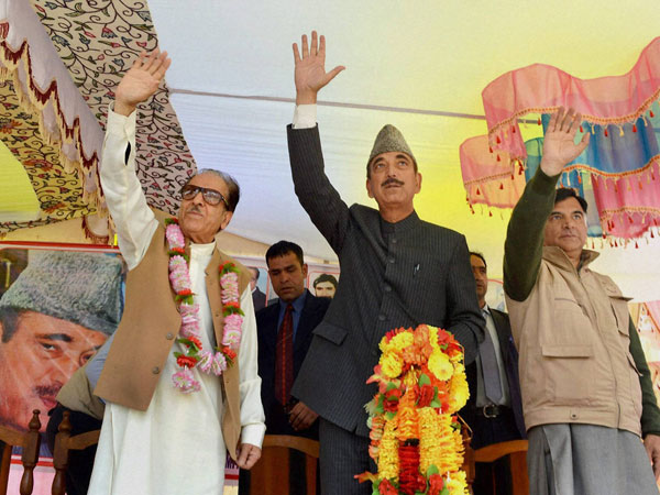 Ghulam Nabi Azad waves to workers