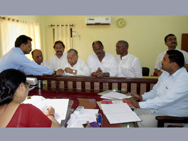 Mulayam Singh Yadav filing his nomination papers 