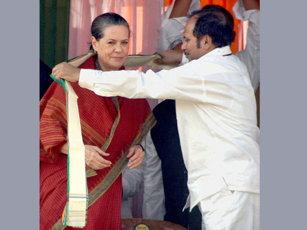 Sonia Gandhi is welcomed by Adhir Ranjan Chawdhury