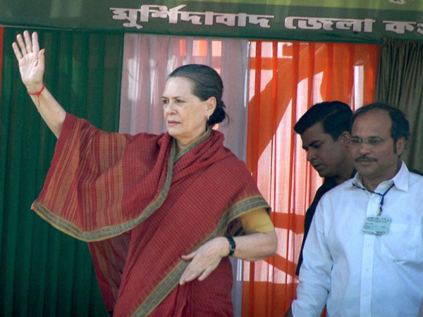 Sonia Gandhi with party leader Adhir Ranjan Chawdhury