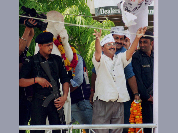 Arvind Kejariwal releases a pigeon at a roadshow